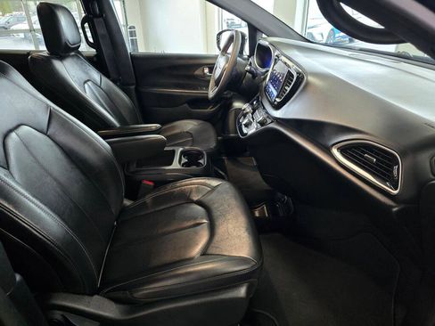 Used 2025 Chrysler Pacifica Select image 41