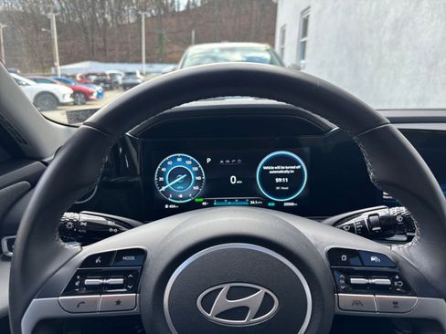 Used 2025 Hyundai Elantra Limited image 27