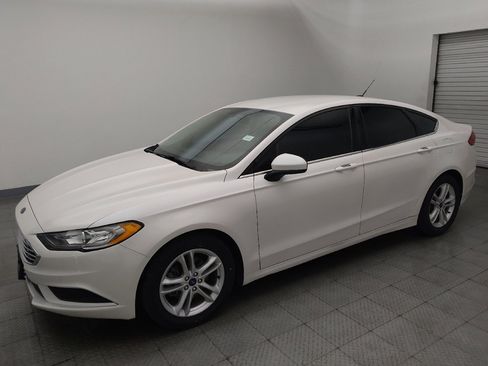 Used 2018 Ford Fusion SE w/ Fusion SE Technology Package FWD image 2