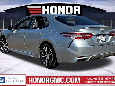 Used 2020 Toyota Camry SE w/ Convenience Package FWD image 4