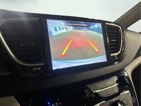 Used 2024 Chrysler Pacifica Touring-L image 29