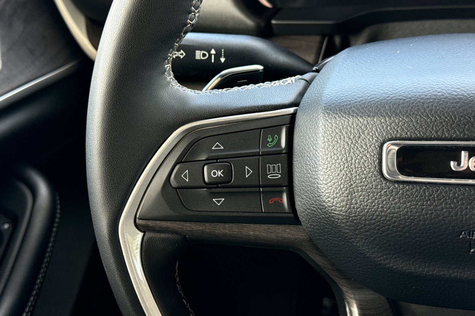 Used 2024 Jeep Grand Cherokee Limited RWD image 35