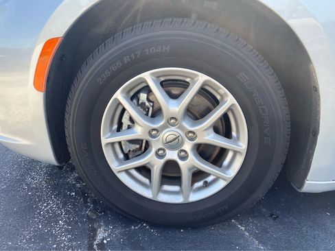 Used 2024 Chrysler Pacifica Touring-L FWD image 17