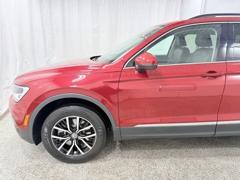 Used 2021 Volkswagen Tiguan SE w/ Panoramic Sunroof Package image 4