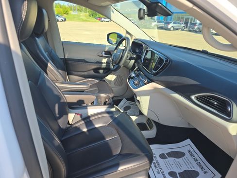 Used 2023 Chrysler Pacifica Touring-L FWD image 11
