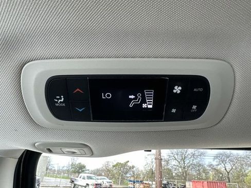 Used 2020 Chrysler Pacifica Limited image 34