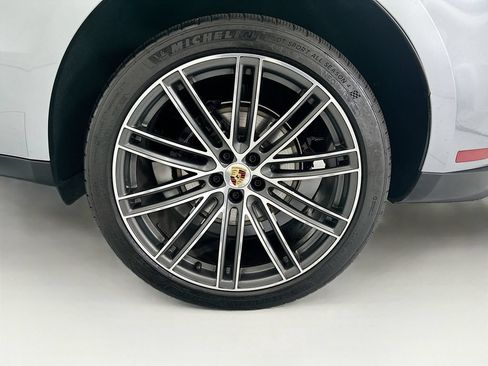 Certified 2025 Porsche Macan AWD/4WD image 31