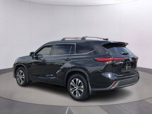 Used 2021 Toyota Highlander XLE FWD image 7