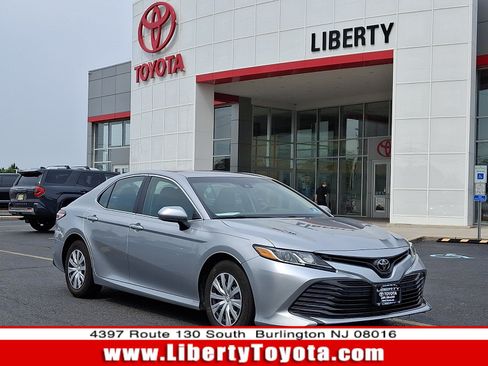 Used 2018 Toyota Camry FWD image 1