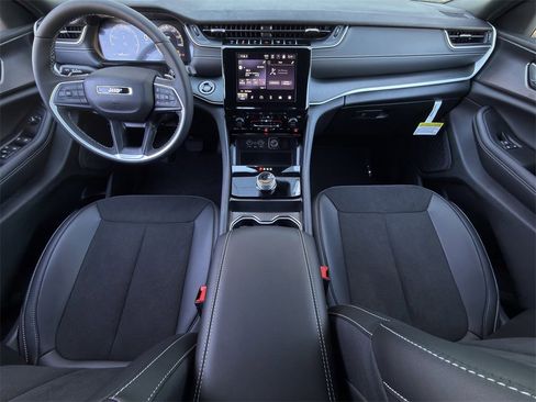 New 2025 Jeep Grand Cherokee L Altitude image 10