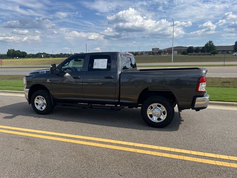 Used 2024 RAM 2500 Tradesman w/ Chrome Appearance Group AWD/4WD image 9