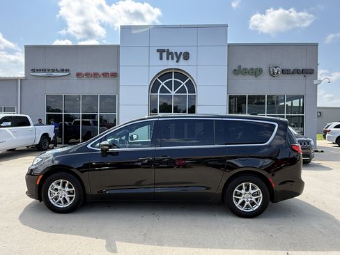 Used 2025 Chrysler Pacifica Select w/ Uconnect Theater Family Group FWD image 29