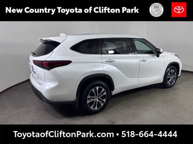 Used 2022 Toyota Highlander XLE AWD/4WD image 7