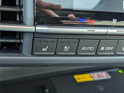 Used 2025 Toyota Sienna Platinum image 32