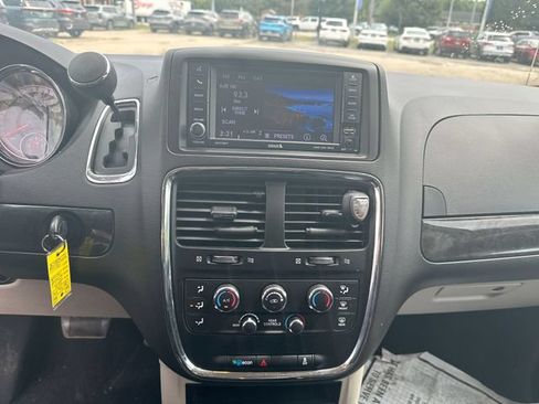 Used 2018 Dodge Grand Caravan SE w/ UConnect Hands-Free Group FWD image 15