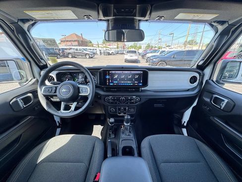 Used 2025 Jeep Wrangler Unlimited Sahara AWD/4WD image 10