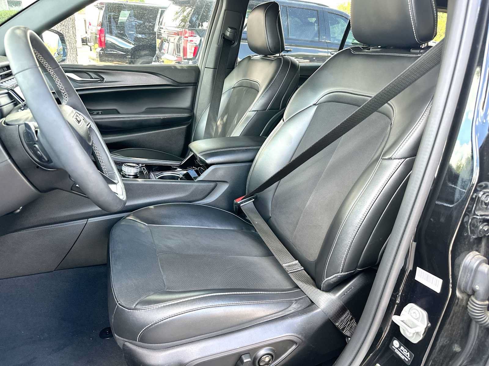 Used 2023 Jeep Grand Cherokee L Laredo AWD/4WD image 17