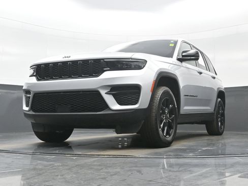 Used 2024 Jeep Grand Cherokee Altitude image 26