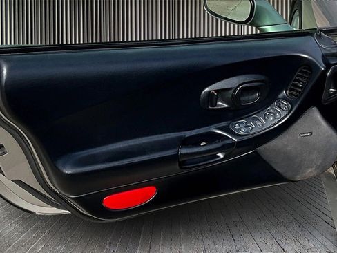 Used 2002 Chevrolet Corvette Convertible w/ Preferred Equipment Group2 image 18