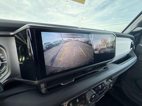 Used 2025 Jeep Wrangler Sahara image 22