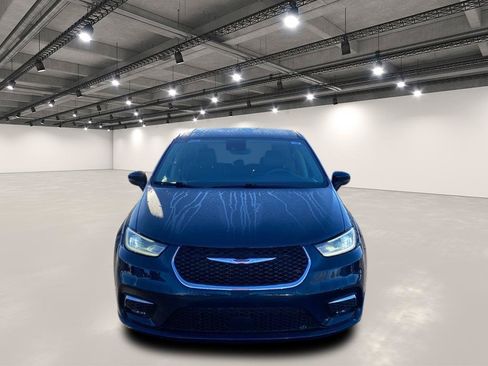 Used 2023 Chrysler Pacifica Touring-L FWD image 2