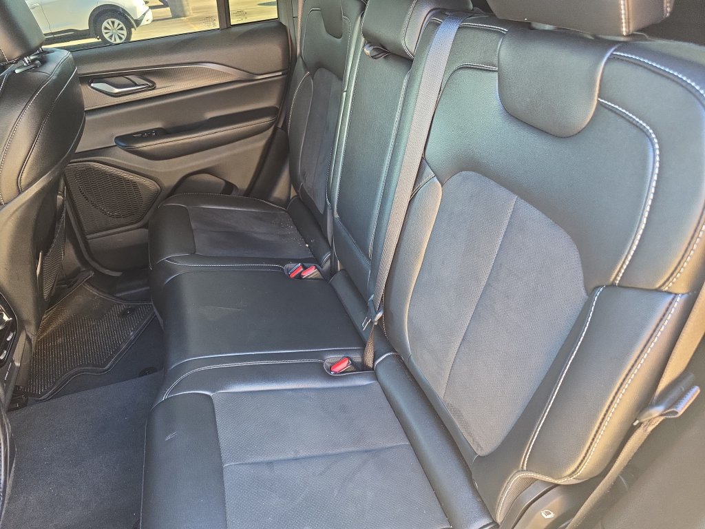 Used 2024 Jeep Grand Cherokee Altitude RWD image 19