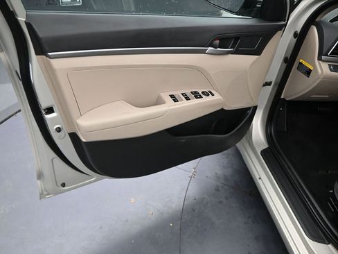 Used 2017 Hyundai Elantra SE w/ Cargo Package image 23