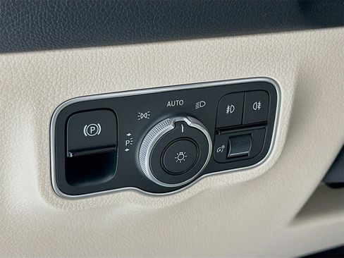 Certified 2025 Mercedes-Benz GLB 250 4MATIC image 11