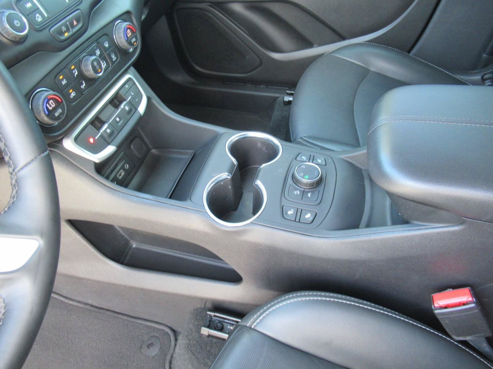 Used 2024 GMC Terrain SLT AWD/4WD image 17