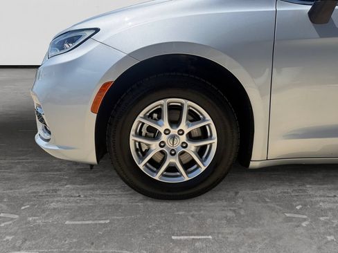 Used 2023 Chrysler Pacifica Touring-L FWD image 9