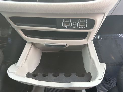 Used 2024 Chrysler Voyager LX image 30
