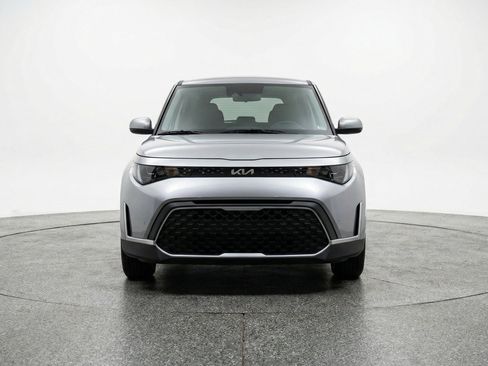 Used 2025 Kia Soul LX w/ LX Technology Package FWD image 2