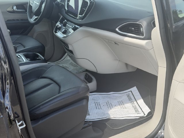 Used 2024 Chrysler Pacifica Touring-L FWD image 15