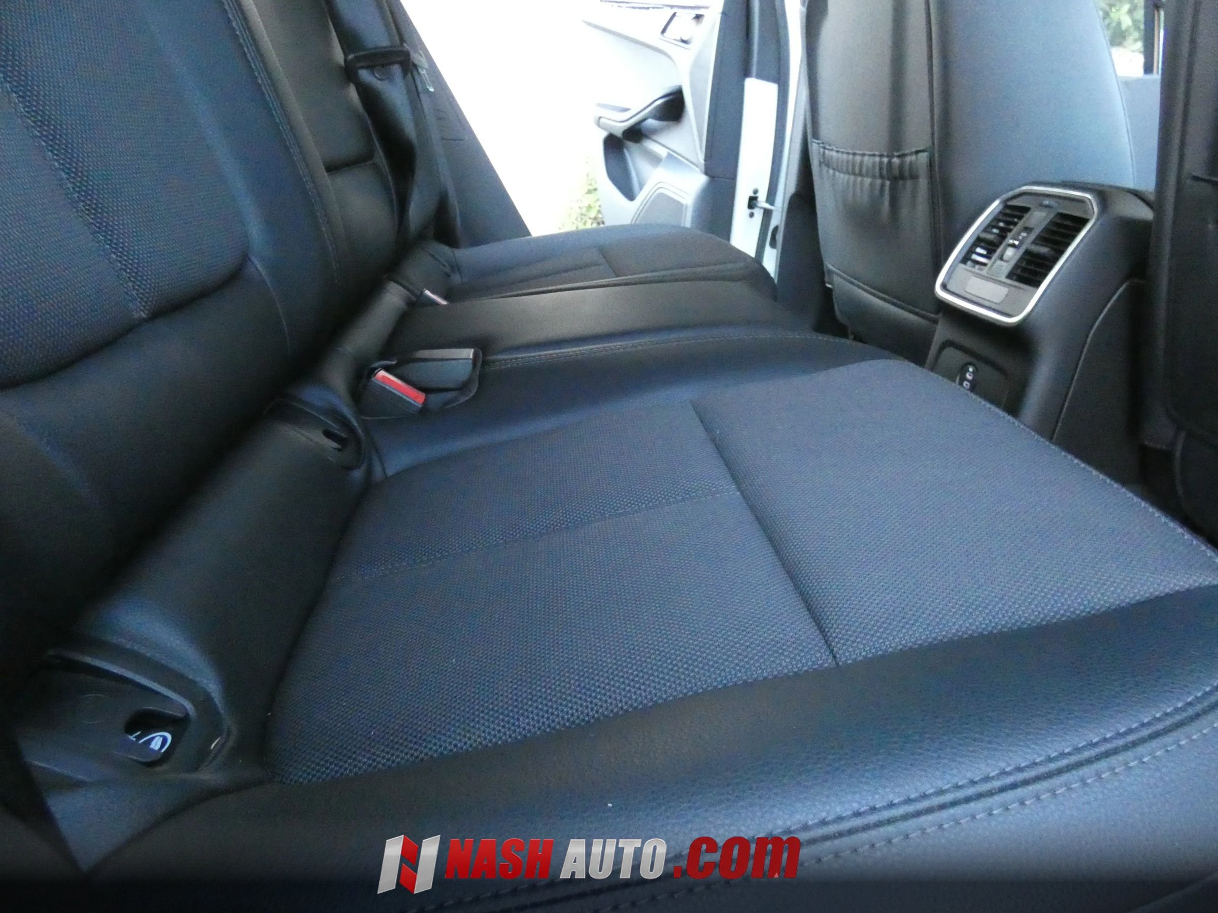 Used 2024 Porsche Macan AWD/4WD image 36