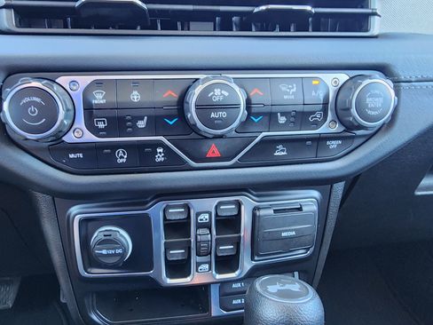 Used 2024 Jeep Wrangler Sahara image 26