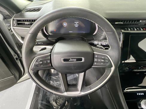 Used 2023 Jeep Grand Cherokee Altitude AWD/4WD image 11