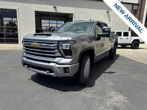 Used 2024 Chevrolet Silverado 2500 High Country w/ Technology Package AWD/4WD image 3