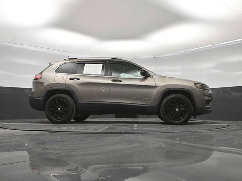 Used 2019 Jeep Cherokee Latitude Plus w/ Comfort/Convenience Group AWD/4WD image 39