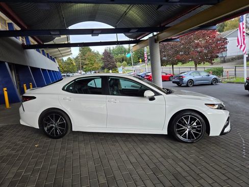 Used 2024 Toyota Camry SE w/ Cold Weather Package image 4