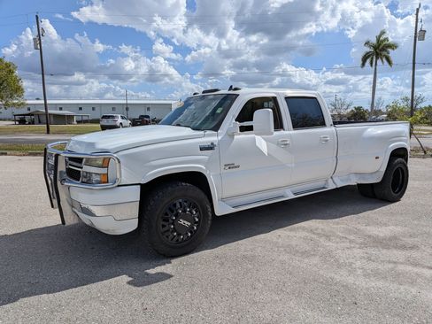 Used 2006 Chevrolet Silverado 3500 LT w/ Onstar Plus Package AWD/4WD image 8