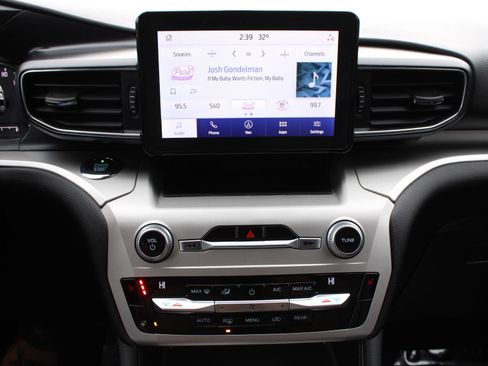 Used 2021 Ford Explorer XLT w/ Equipment Group 202A image 11