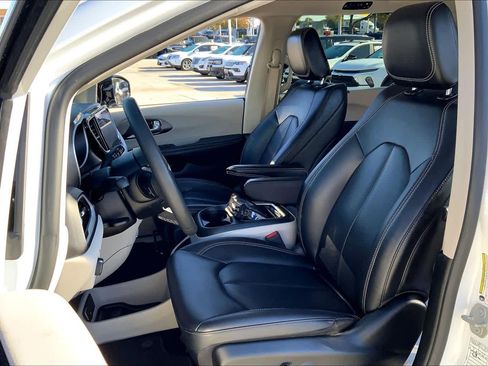 Certified 2024 Chrysler Pacifica Touring-L image 7