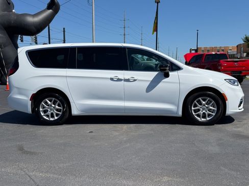 Used 2025 Chrysler Pacifica Select FWD image 9