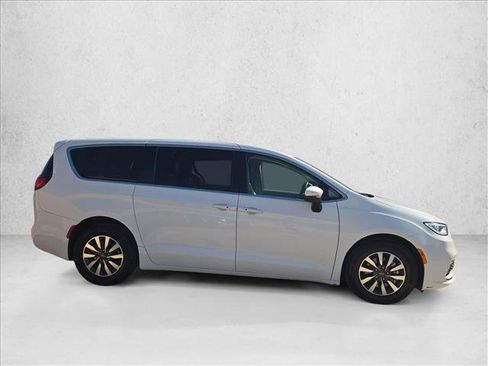 Used 2023 Chrysler Pacifica Touring-L FWD image 4