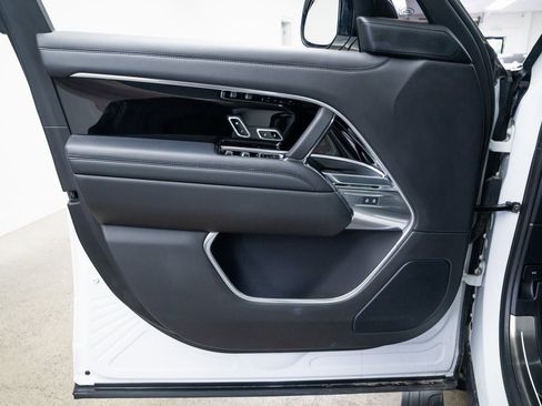 Used 2025 Land Rover Range Rover SE image 16