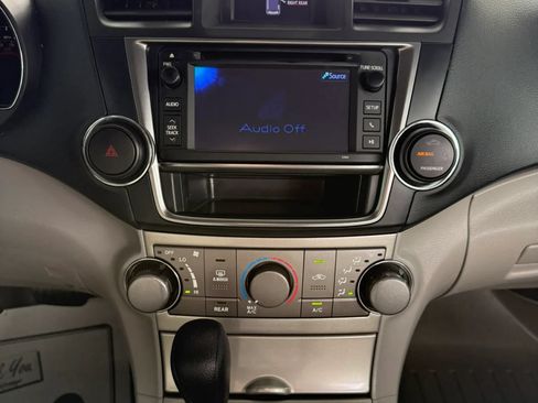 Used 2013 Toyota Highlander Plus AWD/4WD image 12