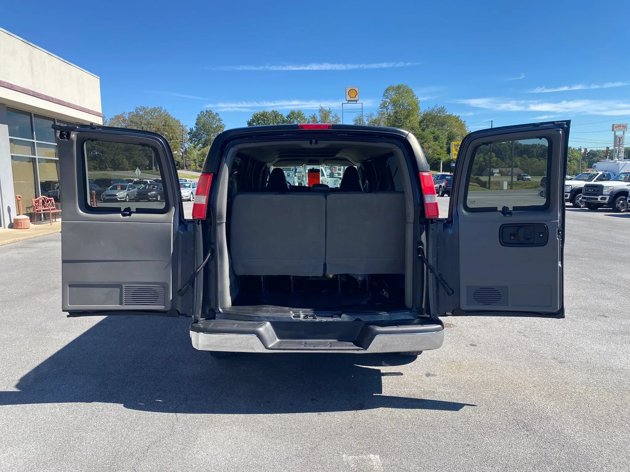Used 2016 Chevrolet Express 3500 LS w/ Chrome Appearance Package RWD image 28