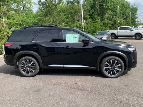 New 2026 Nissan Pathfinder Platinum FWD image 2