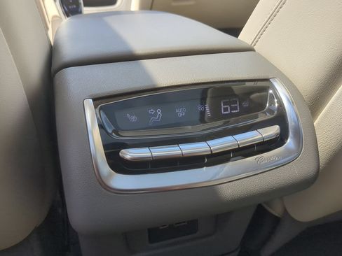 Used 2022 Cadillac XT6 Premium Luxury w/ Technology Package FWD image 22