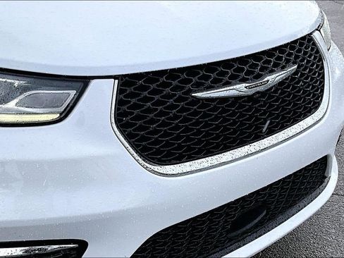 Used 2023 Chrysler Pacifica Touring-L image 28